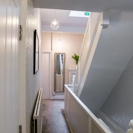 Kingsway - A Selection Of Single, Double And Family In A Location Vendégház